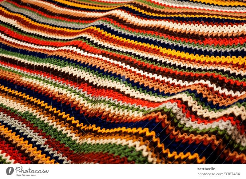 Gestreifte Tagesdecke baumwolle bett gehäkelt gestrickt liegen schlafen schlafstelle tagesdecke textilien unterkunft zudecken bunt streifen hintergrund muster