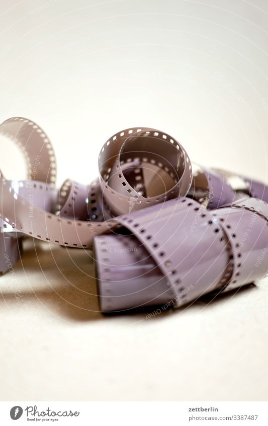 Kleinbildfilm Zelluloid Rollfilm meterware belichtung belichtet foto fotografie analog filmmaterial perforation abgewickelt Schleife Schlaufe Knoten