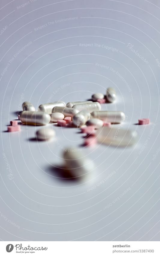 Arzneimittel apotheke arznei arzt betablocker dosis freigestellt freisteller gesundheit heilung innen kapsel krankheit medikament medizin tablette versorgung