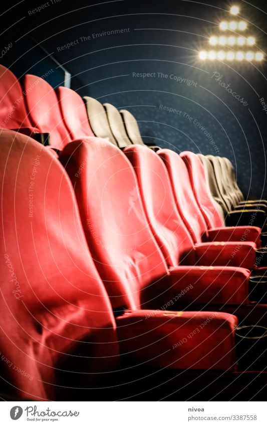 Kinosessel Kinosaal sitzen Sitzgelegenheit bequem Filmindustrie Theater Kultur Freizeit & Hobby rot Sessel Licht Blick leer Sitzreihe Innenaufnahme Farbfoto