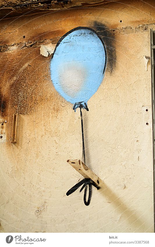 Aufsteigen und ungebunden sein, wollte der blaue Luftballon, vor der Wand, als Graffiti gemalt. Design Haus abstrakt Bauwerk Zeichen Muster Gebäude Leerstand