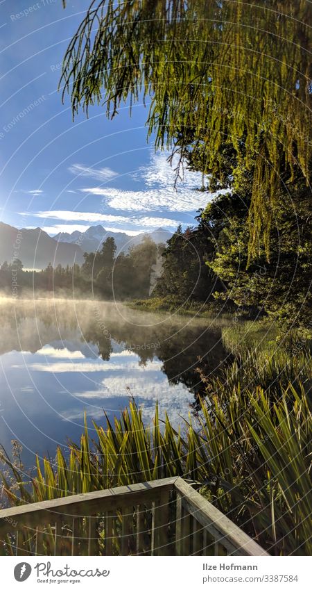 Matheson Lake See in Neuseeland mit spiegelnder Oberfläche und Bergen im Hintergrund Seeufer Außenaufnahme Natur Farbfoto Wasser Landschaft Menschenleer Umwelt