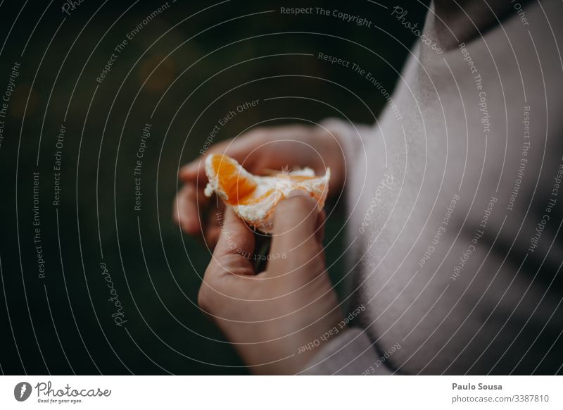 Nahaufnahme Hand hält orange Frau Beteiligung Essen Vitamin C frisch Frische Frucht Gesunde Ernährung Lebensmittel Gesundheit Vegetarische Ernährung