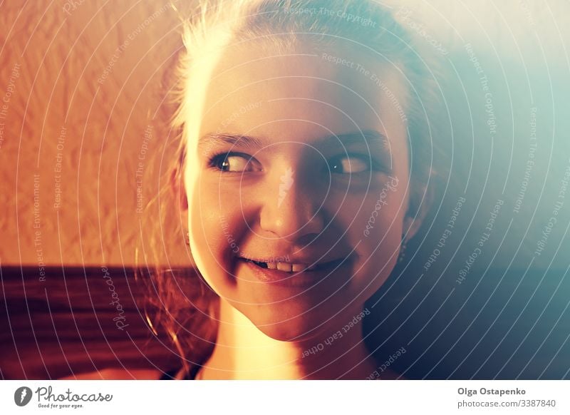 Teenager-Model..Hübsches blondes Mädchen mit Smartphone auf hellem Hintergrund. Platz für Text. Frau jung attraktiv Porträt Dame Beteiligung Lächeln Mobile