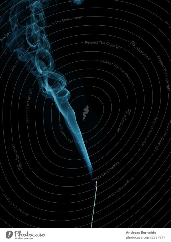Weihrauch mit blauem Rauch elegant Hintergrund Formular Detailaufnahme Aroma langsam Wissenschaft Nebel Entsetzen Atelier ausräuchern Textur Mysterium Dämpfe