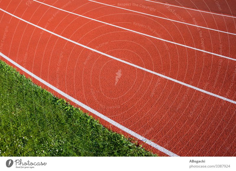 Laufbahnhintergrund für die Leichtathletik, rote Allwetterfläche mit weißen Linien. abstrakt konkurrieren Konkurrenz Kurs Übung Feld Freizeit olympisch
