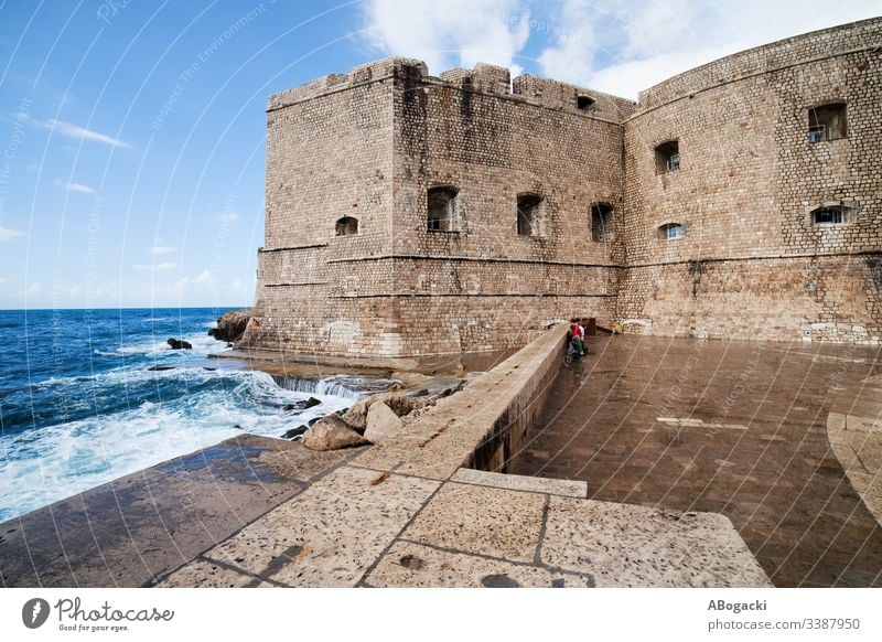 Dubrovniker Altstadtbefestigung und Pier Wand Befestigung Fort mittelalterlich Architektur Bucht Küste adriatisch MEER Wasser Stein Außenseite Wahrzeichen