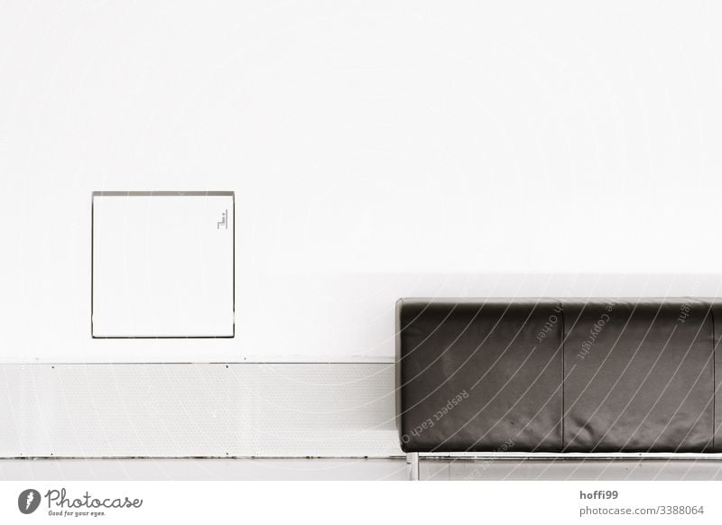minimalistische Komposition von Sofa und Wand Architektur Quadrat Stuhl Innenaufnahme Menschenleer Licht klassischer Stil Raumeindruck ästhetisch nobel einfach