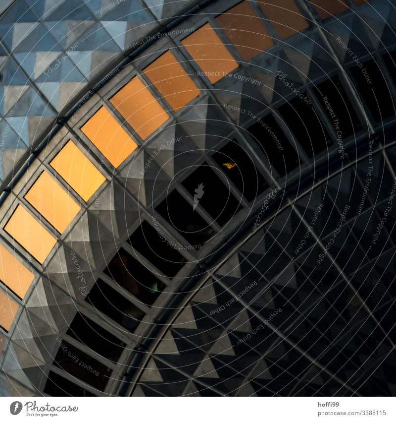 Detailliertes Segment des Berliner Fernsehturms bei Sonnenuntergang Alexanderplatz Berlin-Mitte Hauptstadt drehen Bauwerk Leuchtturm Architektur Nacht