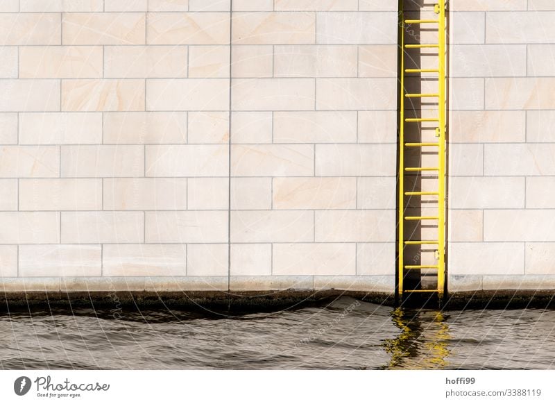 Sandstein Mauer am Fluß mit Stahlleiter Wand Baustein minimalistisch Stufenordnung stufen Treppe Treppenansatz Steinwand Ordnung Linien Muster Menschenleer