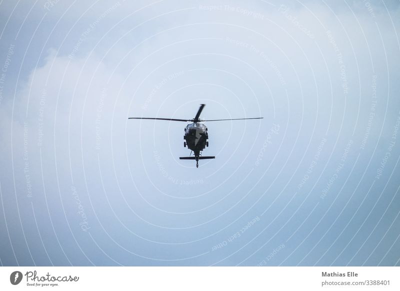 Militärhubschrauber Hubschrauber Luftverkehr Himmel horizontal Klarer Himmel Europa Chopper heli blau übungsflug tiefflug Schatten Schweben Flughafen fliegen
