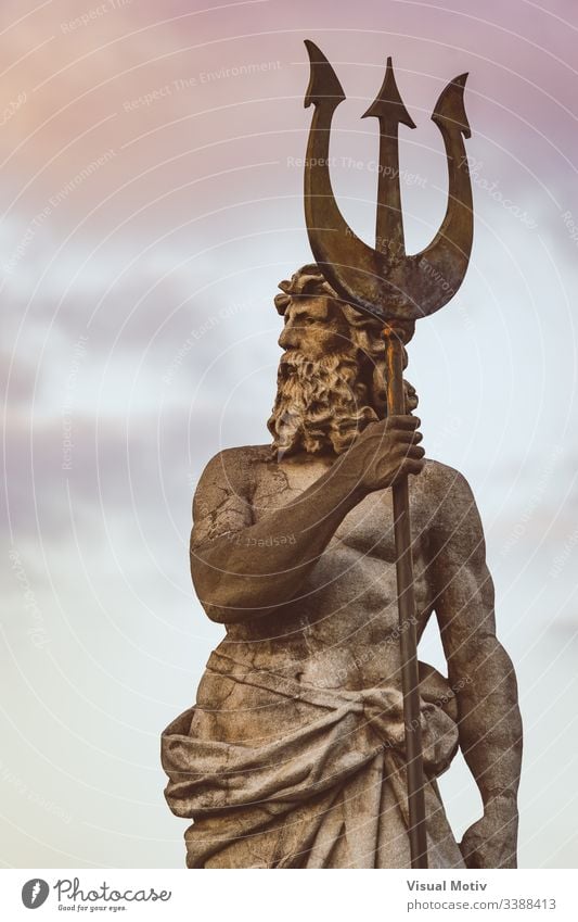 Skulptur von Neptun mit Dreizack unter dem Sonnenuntergangshimmel Bildhauerei Statue niemand Silhouette Wunder Meisterwerk Originalität Stil Kunstwerk alt