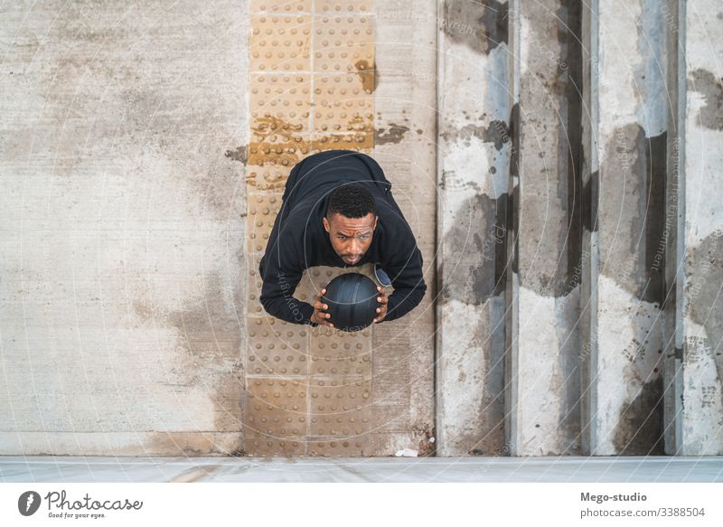 Athletischer Mann Bei Einer Wandballubung Ein Lizenzfreies Stock Foto Von Photocase