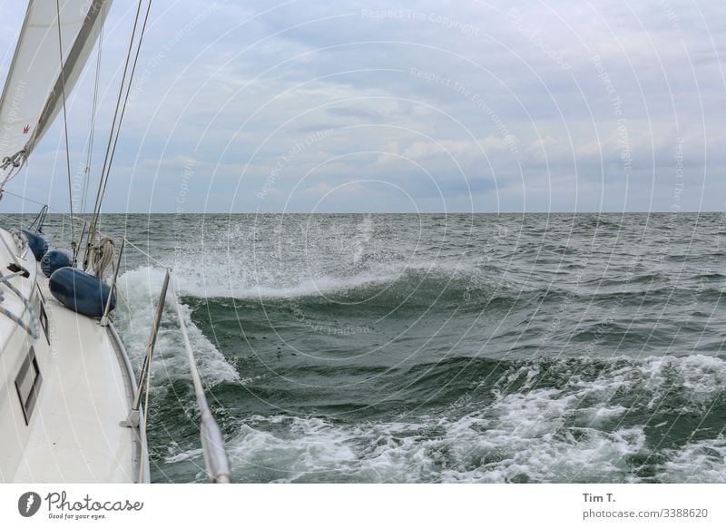 Segeln Ostsee Meer Wellen Wind Wasser Segelboot Außenaufnahme Farbfoto Menschenleer Horizont Segelschiff Ferne Schifffahrt Bootsfahrt Wasserfahrzeug Wassersport