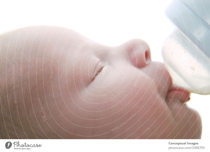 Zwei Wochen alte kaukasische Säuglingsmilchflasche Kaukasier Baby Flasche melken Mutterschaft Schnuller beruhigen schläfrig lutschen Kind Gesundheit Kindheit