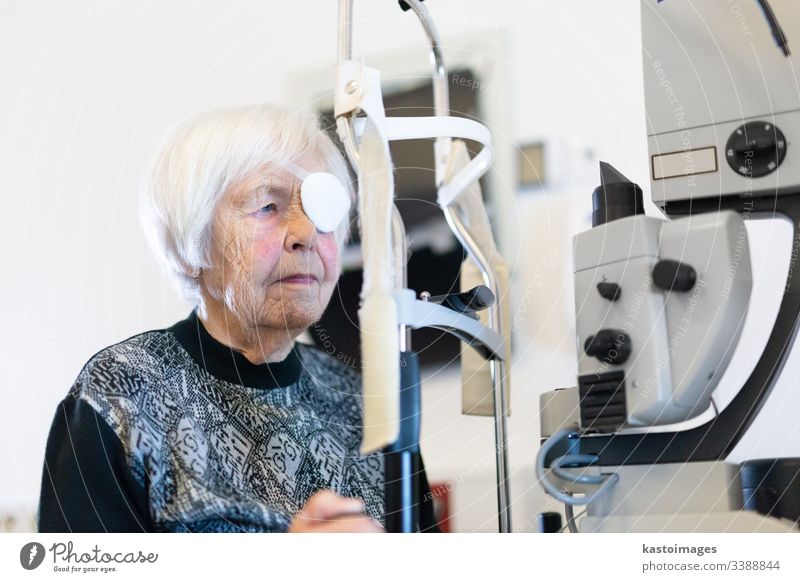 Ältere Frau, die nach einem laserchirurgischen Eingriff in der Augenklinik eine Augenbahn trägt. Laser Ophthalmologie Sicht Senior Chirurgie optisch Sehvermögen