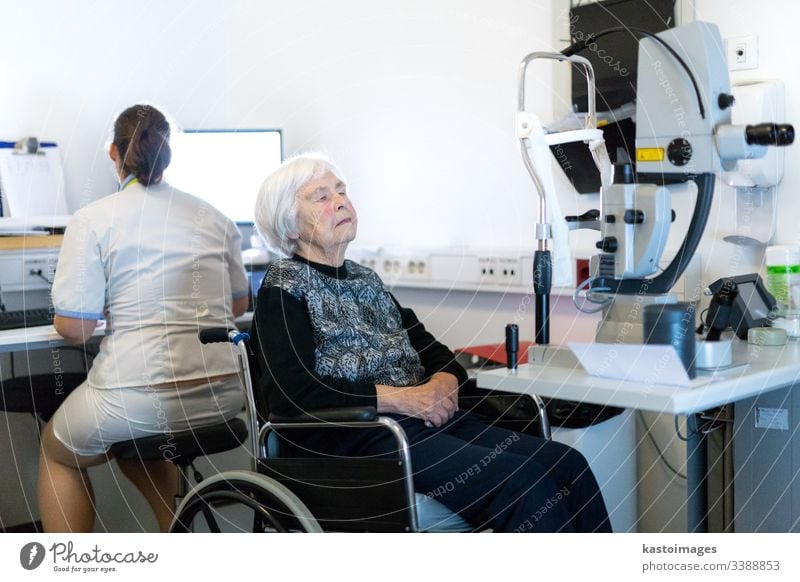 Ältere Frau, die in der Augenklinik auf eine Laseroperation vorbereitet wird. Ophthalmologie Sicht Senior Chirurgie optisch Sehvermögen Person Strahl Rentnerin