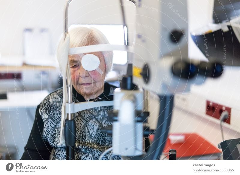 Ältere Frau, die nach einem laserchirurgischen Eingriff in der Augenklinik eine Augenbahn trägt. Laser Ophthalmologie Sicht Senior Chirurgie optisch Sehvermögen