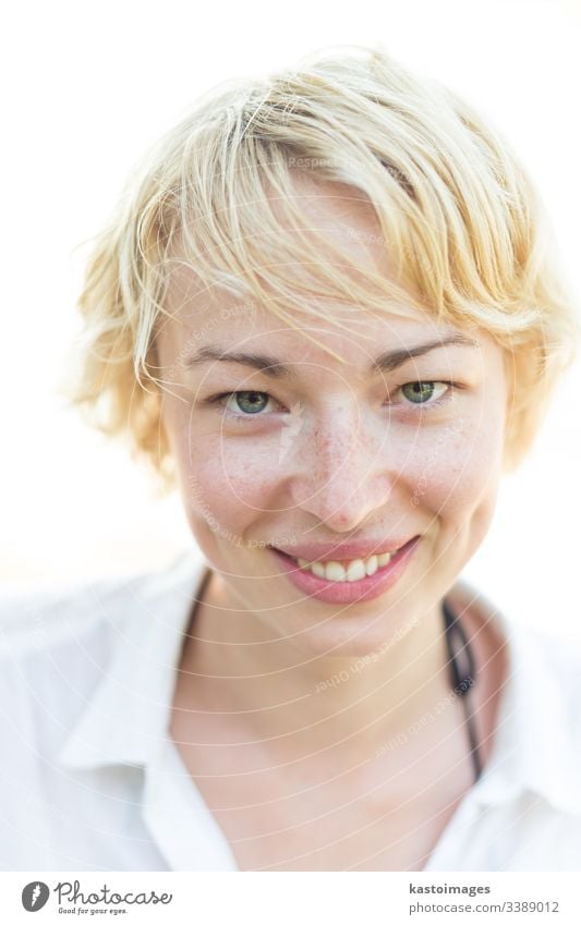 Lässiges Charakterporträt einer süßen jungen Frau mit unordentlichem blondem Haar. Porträt Mädchen Junge Frau niedlich lässig Lächeln Behaarung Lifestyle