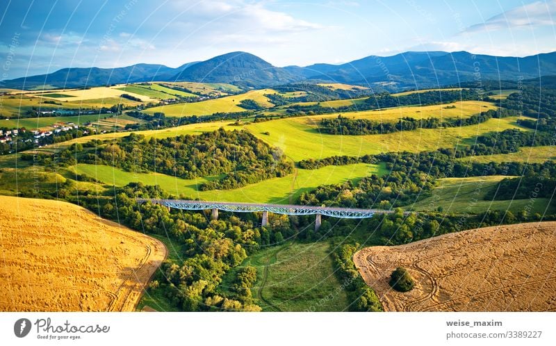 Luftaufnahme des Eisenbahnviadukts in der slowakischen Tatra aus der Vogelperspektive Brücke Berge u. Gebirge Sommer Antenne Konstruktion reisen Transport