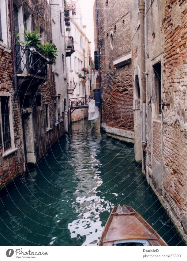Gondel in Venedig Europa Bootsfahrt Gondel (Boot) eng Wasser Kanal historisch Historische Bauten alt Verfall Menschenleer Sightseeing Städtereise Romantik