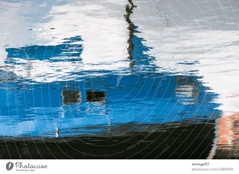 Spiegelung eines blauen Fischerbootes im Wasser Wasseroberfläche ,Spiegelung Spiegelbild Wellen Reflexion & Spiegelung Außenaufnahme Farbfoto Menschenleer
