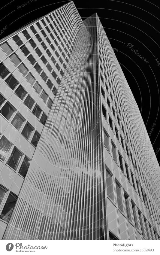 Hochhaus schwarz-weiß grau Architektur Gebäude Außenaufnahme Menschenleer Fassade Fenster modern Bauwerk Froschperspektive Weitwinkel Kontrast