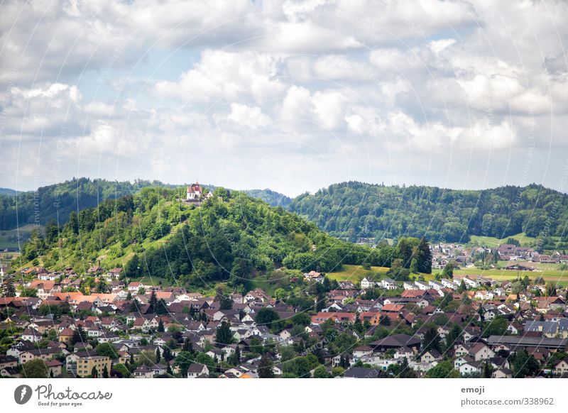 Oberhaupt Umwelt Natur Himmel Wolken Dorf Kleinstadt Burg oder Schloss alt historisch natürlich grün Hügel Farbfoto Außenaufnahme Menschenleer Tag