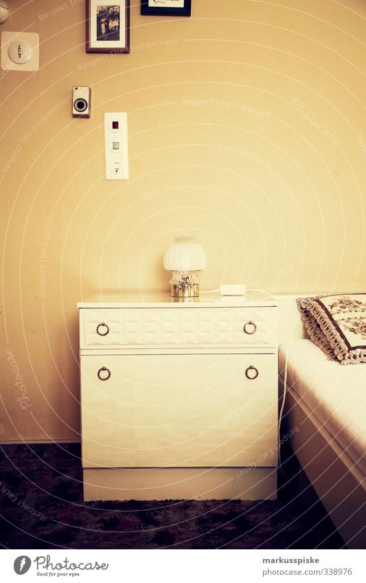 70iger Schlafzimmer Lifestyle Stil Design Häusliches Leben Wohnung einrichten Innenarchitektur Dekoration & Verzierung Möbel Lampe Bett Tisch Tapete Raum