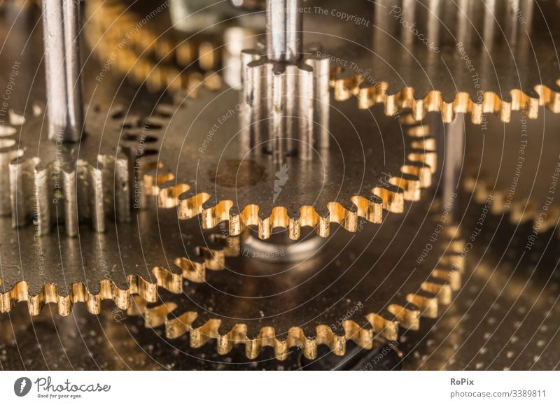 Detail eines feinmechanischen Getriebes. Feinmechanik Zahnrad Welle Nocken Nockenwelle Steuerung Mechanik Schrauben Feder Achse Maschine machine Mechanismus