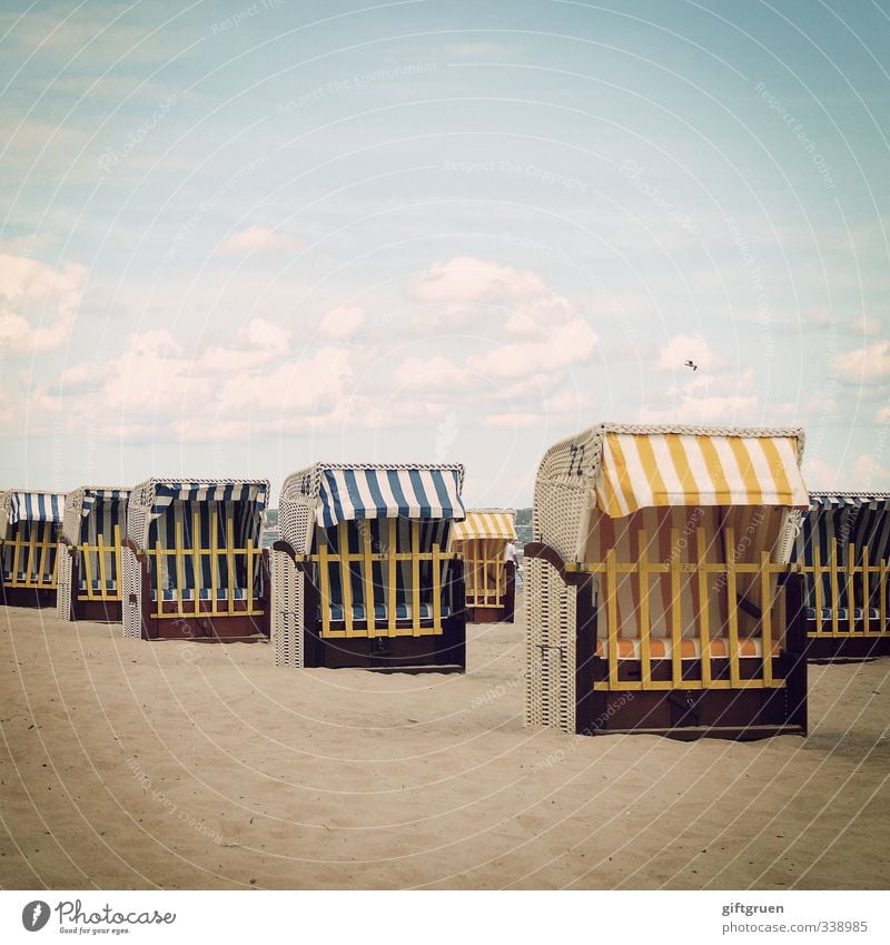 Strandkörbe Strandkorb Reihe Streifen gestreift Sand Sandstrand Meer Ostsee Urlaub Ferien Nachsaison Vorsaison Reise Erholung Ferien & Urlaub & Reisen Himmel