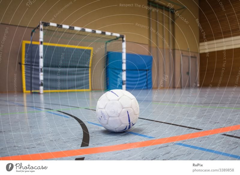 Handball-Spielpause. Reifen Sport Netz Tor Fitnessstudio Ball Sporthalle spielen blau Team Streichholz Gericht Erholung Melone Pause Spielplatz Konkurrenz