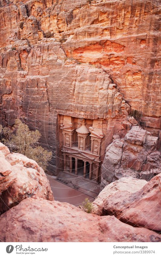 Erhöhte Ansicht von Al Khazneh - die Schatzkammer, alte Stadt Petra, Jordanien.  Asien. Abenteuer antik Antiquität Archäologie Architektur Beduinen behauen