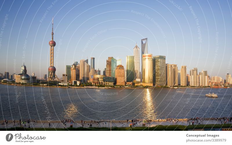 Hochansicht von Pudong und dem Bündelgebiet von Shanghai am Nachmittag shanghai china Skyline pudong Bund China Asien Großstadt Turm Business Chinesisch Fluss