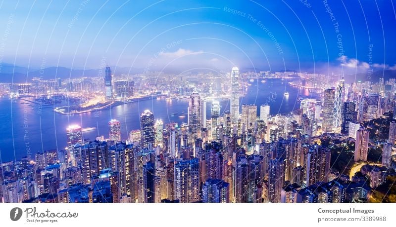 Panoramabild des Zentrums von Hongkong und des Hafens von Victoria von der Spitze Victorias in der Abenddämmerung Hongkongs, China. Asien. Architektur Business