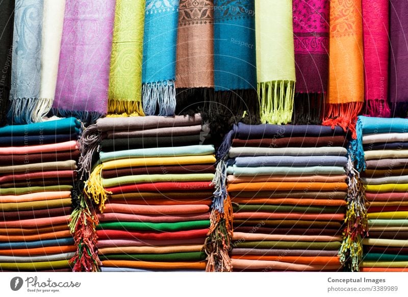Pashmina-Schals auf dem Großen Basar, Istanbul, Türkei. Asien. asiatisch Hintergrund Bazar hell Kaschmiri Stoff Farbe farbenfroh Baumwolle Dekor Gewebe Mode