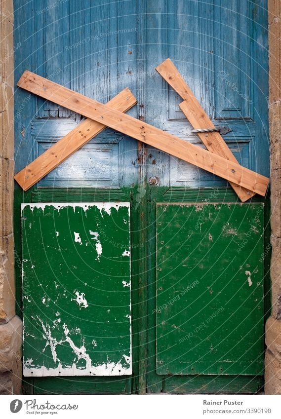Verschlossene und verriegelte Tür in Nikosia, Zypern gesperrt zugeklappt hölzern Holz Gate Pufferzone Borte Verlassen verlassenes Haus