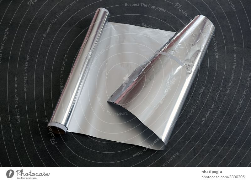 Aluminiumfolie, gerollte Aluminiumfolie, Nahaufnahme auf schwarzem Hintergrund, Papier vereinzelt weiß Tasche blanko Folie Verpackung Paket Rudel Kunststoff