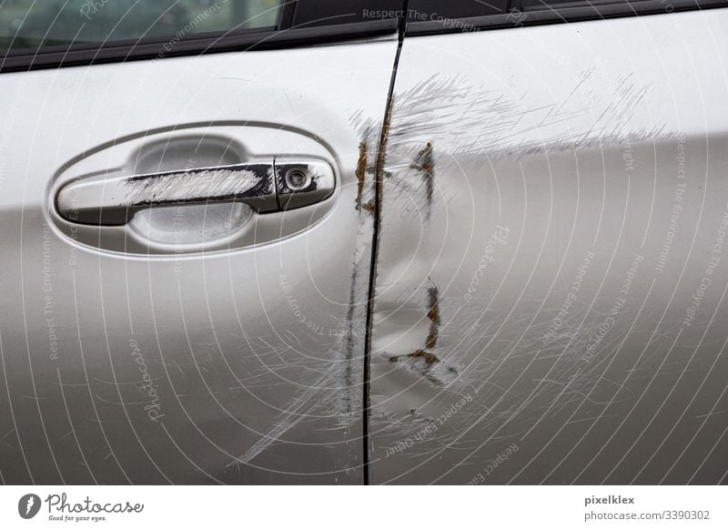 Autotür nach einem Verkehrsunfall - ein lizenzfreies Stock Foto