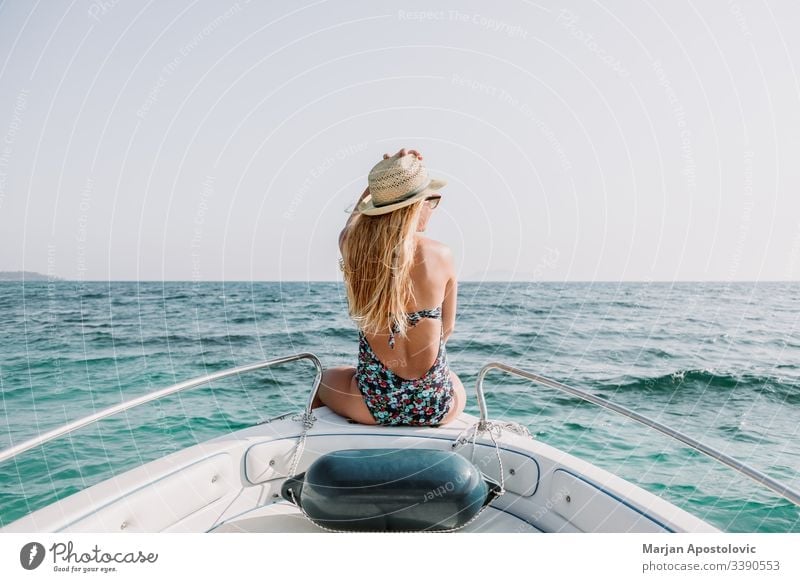 Junge Frau genießt an Deck eines Bootes auf dem Meer jung MEER Wasser Kreuzfahrt genießend Freude Freizeit entspannend Urlaub Sommer Feiertag reisen Tourismus