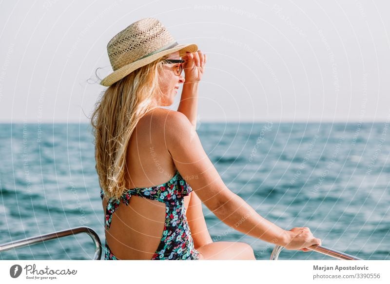 Junge Frau genießt an Deck eines Bootes auf dem Meer jung MEER Wasser Kreuzfahrt genießend Freude Freizeit entspannend Urlaub Sommer Feiertag reisen Tourismus