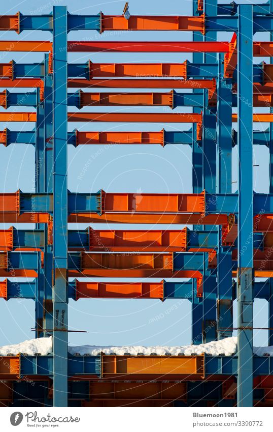 Muster von Metallbalken mit Schnee - vertikaler Schuss Architektur Gebäude Konstruktion bügeln Design Industrie industriell modern im Freien Himmel