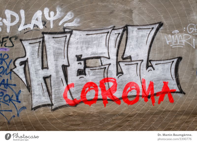 Corona-Graffitti in Berlin Korona Virus Infektion schreibend Wand Hölle Verunstaltung Vandalismus feucht Feuchtigkeit Farbe weiß rot Hausmauer