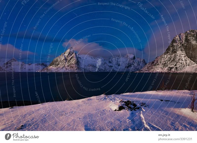 Reinefjorden zur blauen Stunde mit Mount Olstinden und Schnee farbe norwegen lofoten reine reinefjorden mount olstinden blaue stunde nachthimmel wolken