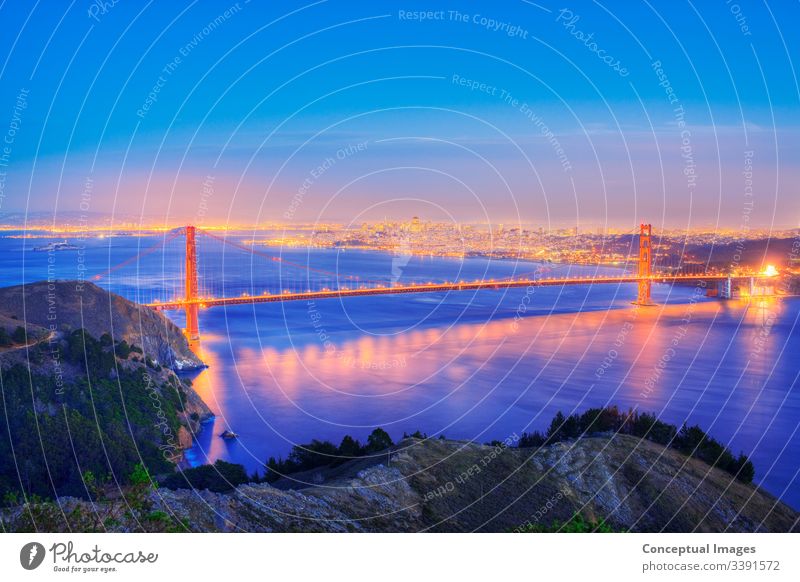 Erhöhte Ansicht der Golden Gate Bridge in der Abenddämmerung, San Francisco, Kalifornien, USA. amerika Amerikaner Architektur Bucht Großstadt Stadtbild