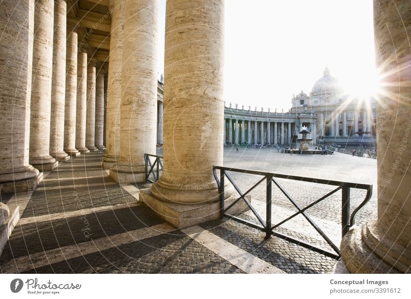 Petersdom aus Berninis Kolonnade Vatikan, Rom, Italien. Petersbasilika Katholizismus Quadrat Heilige Großstadt Kirche Kathedrale katholisch Pietro Religion