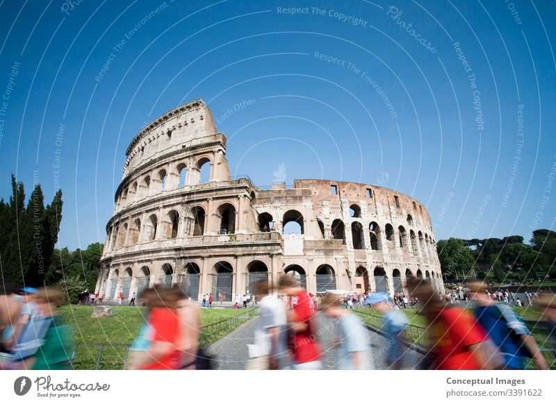Touristen, die tagsüber am Kolosseum vorbeigehen. Rom. Italien. Amphitheater antik Archäologie Architektur Arena Stadtbild Kultur Ausflugsziel Kaiserreich