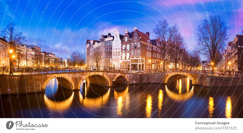 Keizersgracht-Kanal in der Abenddämmerung Amsterdam Architektur Brücke Hauptstadt Großstadt holländisch Europa berühmt beleuchtet keizersgracht kanal
