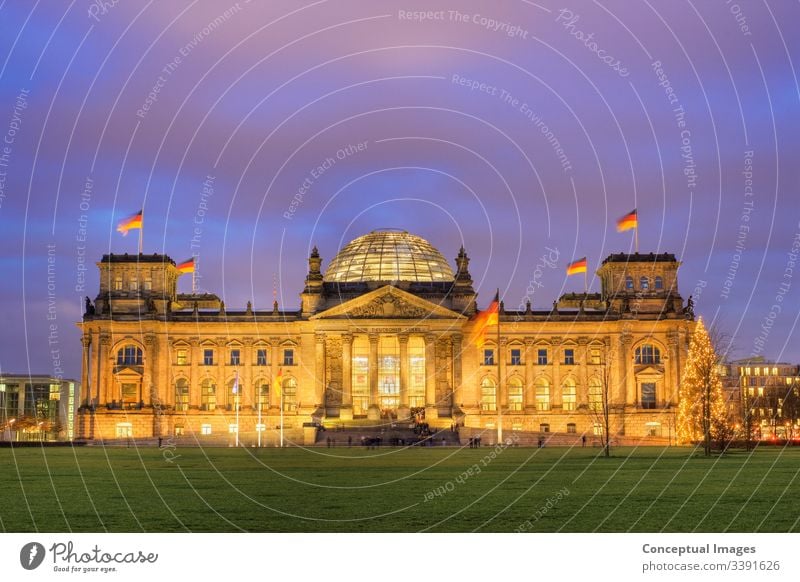 Der Reichstag in der Abenddämmerung in Berlin. Deutschland. architektonisch Architektur Anziehungskraft Gebäude bundestag Kapital Großstadt Stadtbild Kongress