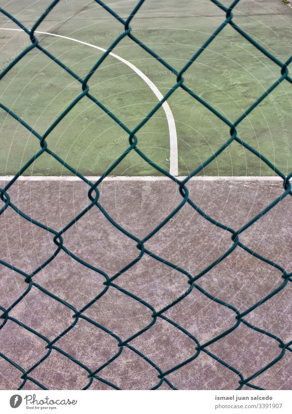 Metallzaun auf dem Fußballfeld auf der Straße in der Stadt Bilbao Spanien Feld Gericht rot Tor Netz Seil Sport Sportgerät spielen Spielen Verlassen alt Park
